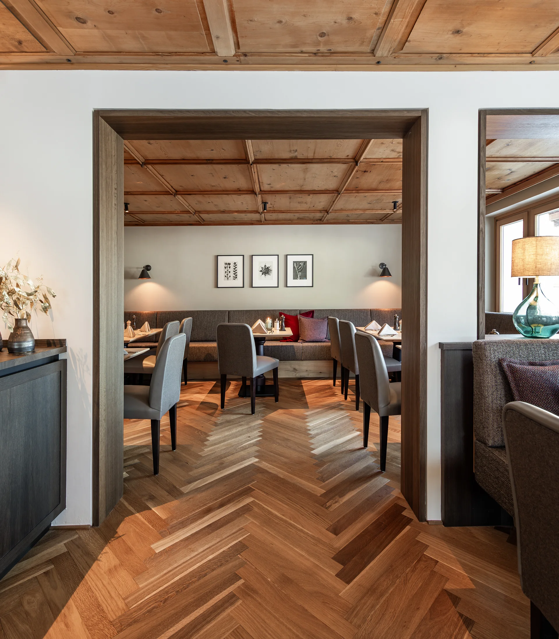 Ihr Hotel in Lech am Arlberg. Das Sunora. Gemütlicher Essbereich mit Holzboden, Holzdecken und modernen Stühlen